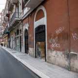Lasciandoci Piazza Umberto alle spalle, percorriamo via Andrea da Bari e, superato l�incrocio con via Dante, troviamo sulla destra l�umile ingresso del �negozio� di Fiore...